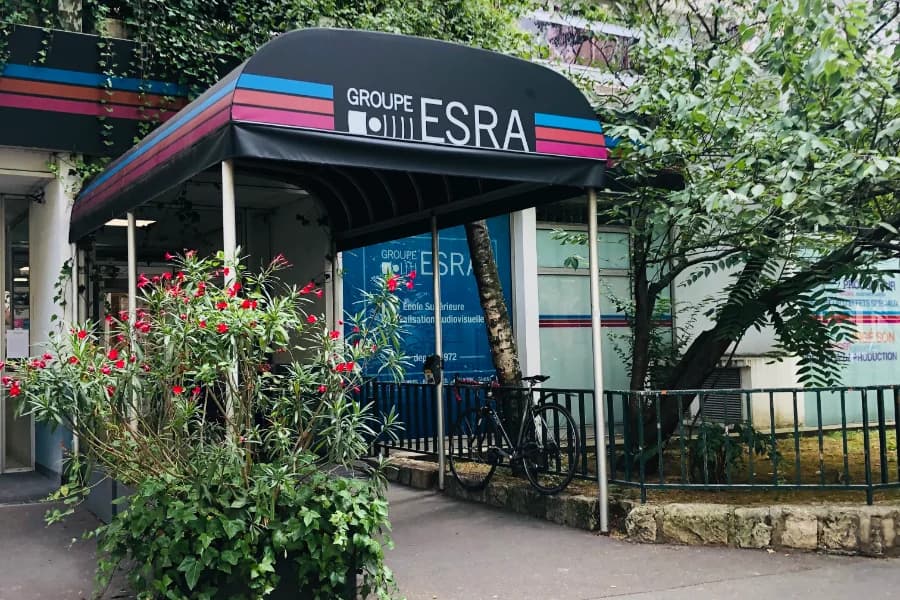 Entrée du Groupe ESRA à Paris, auvent noir portant la signature de l'école, fondée en 1972.